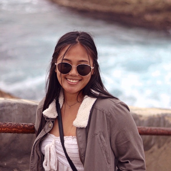 Profile Picture of Akeila Oribello (@akeila_o) on Poshmark