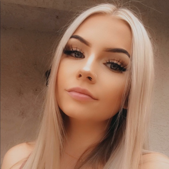 Profile Picture of Amanda Hamblin (@closettaamanda) on Poshmark