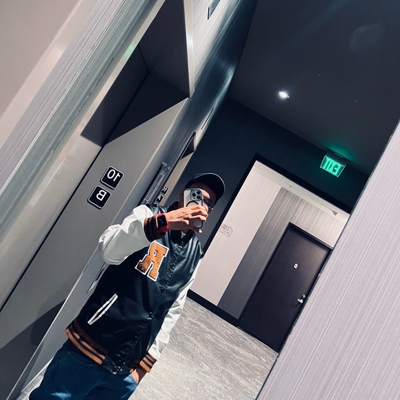 Profile Picture of Juan Carlow (@carlowjuan95) on Poshmark