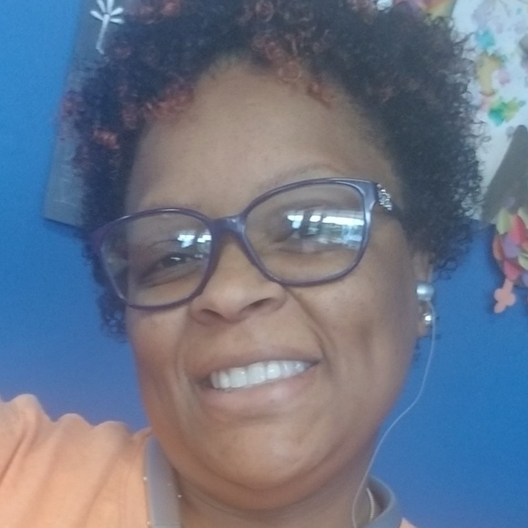 Profile Picture of Reshonda Jones (@reshonda06) on Poshmark