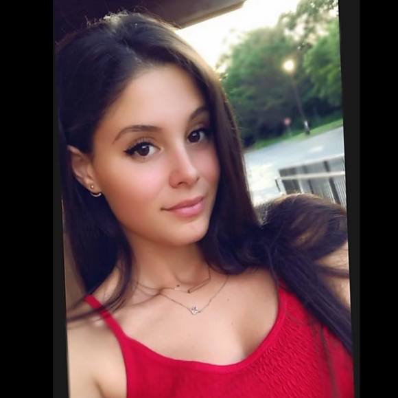 Profile Picture of Anjelica Plaitis (@anjelicaplaitis) on Poshmark