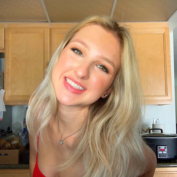 Profile Picture of Amanda Oddo (@amanda_oddo) on Poshmark