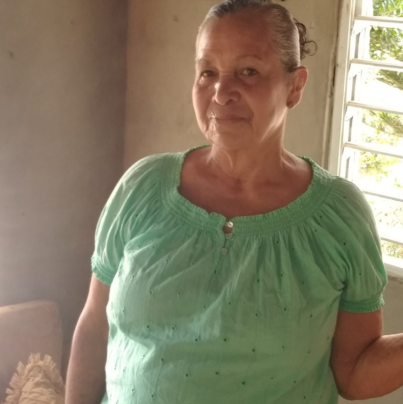 Profile Picture of Anatonia Caraballo (@anatoniac) on Poshmark