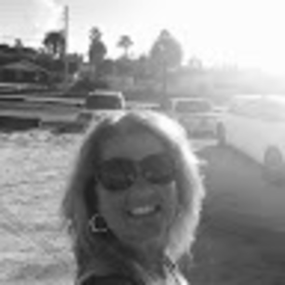 Profile Picture of Alison Derolf (@alicat8133) on Poshmark