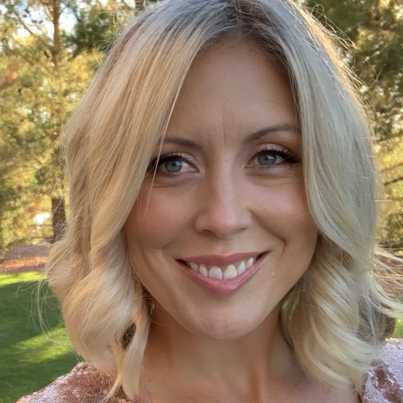 Profile Picture of Ali Cassara (@ancassara) on Poshmark