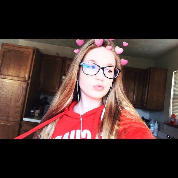 Profile Picture of Rayna Atkinson (@raynaa_atkinson) on Poshmark