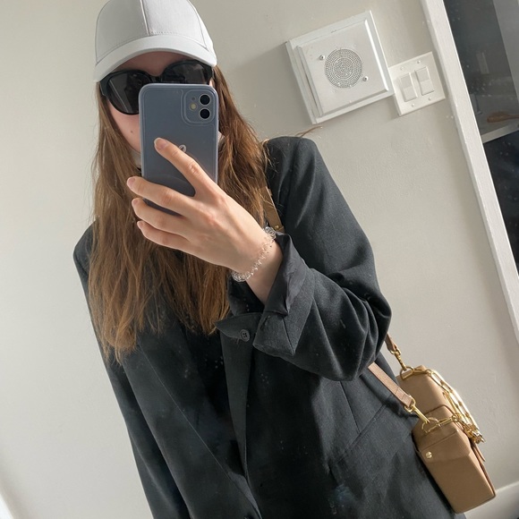 Profile Picture of Cashel Confalone (@cashct) on Poshmark