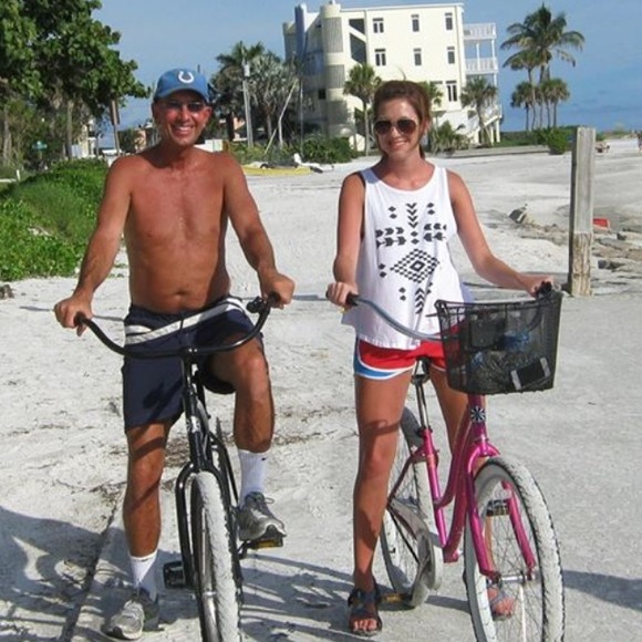 Profile Picture of Taylor Giles (@tay__giles) on Poshmark