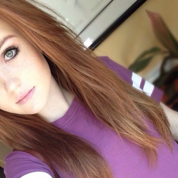 Profile Picture of Nikkie Throupe (@nk_thr16) on Poshmark