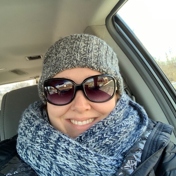 Profile Picture of Amanda Gsell (@aegehres) on Poshmark