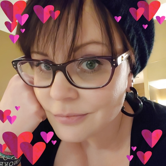 Profile Picture of Trish Moore (@trishyagogo) on Poshmark