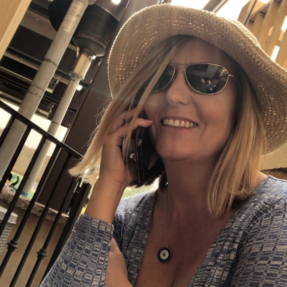 Profile Picture of Lori Marschalk (@clmarschalk) on Poshmark