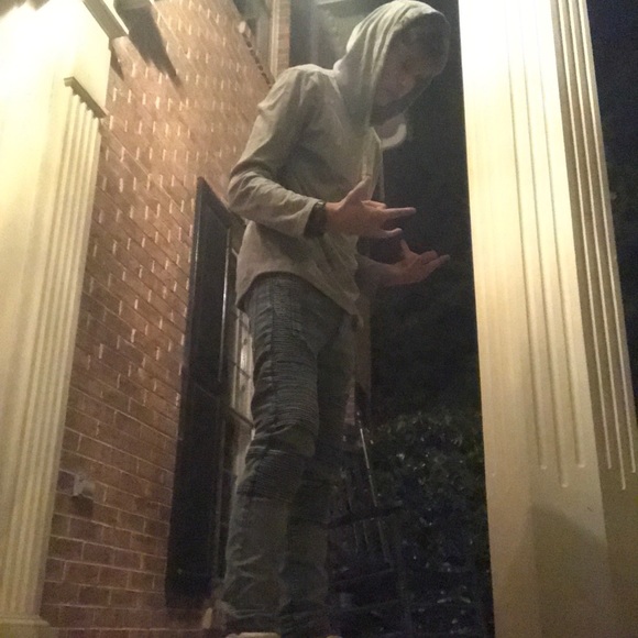 Profile Picture of John Warren (@woahits_john) on Poshmark