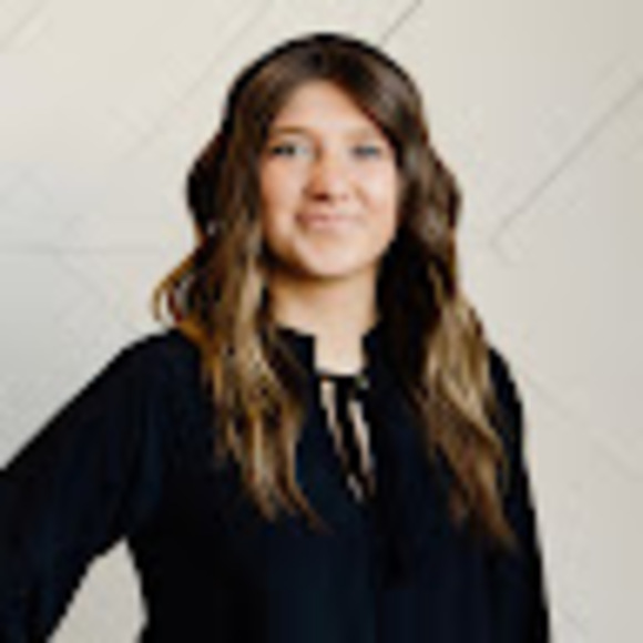 Profile Picture of Ellie Henline (@elliehenline) on Poshmark