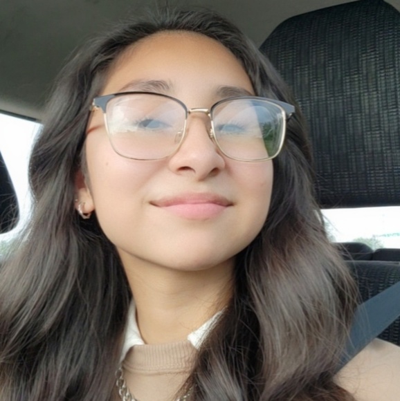 Profile Picture of Cassandra Solis (@cassandra_solis) on Poshmark