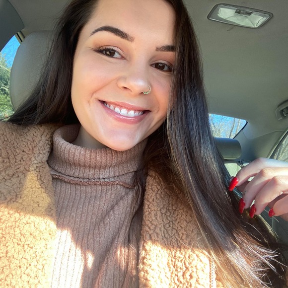 Profile Picture of Zoe Scott (@zscott098) on Poshmark