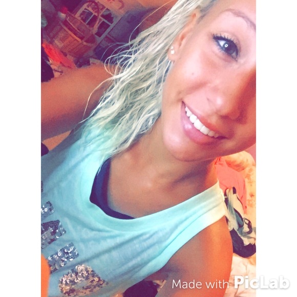 Profile Picture of Aria Pescetto (@arianaleigh23) on Poshmark