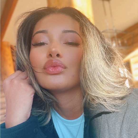 Profile Picture of Michaela Como (@michaelacomo) on Poshmark