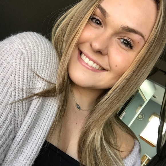 Profile Picture of Emma Pithan (@emmapithan_) on Poshmark