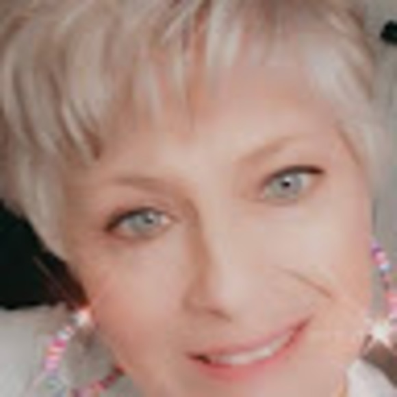 Profile Picture of Vikki Critchett (@critchett82) on Poshmark