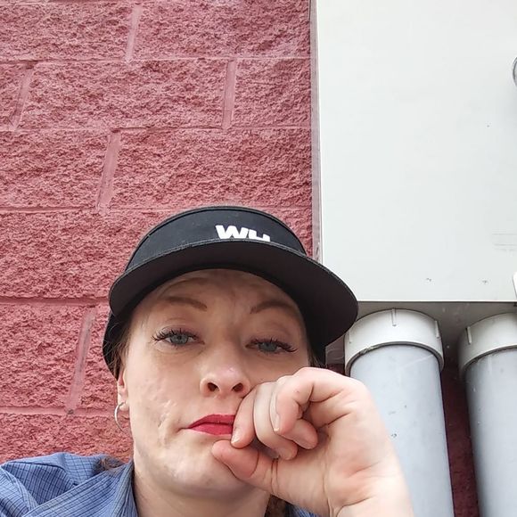 Profile Picture of Tanya Schaffer (@tanyaschaffer) on Poshmark