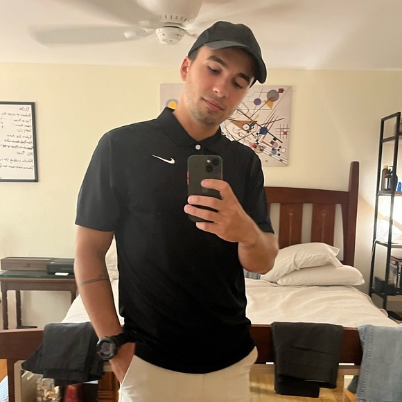 Profile Picture of Robert Dee (@robertdee860) on Poshmark