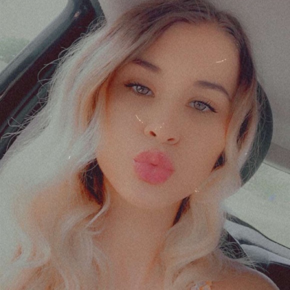 Profile Picture of Chloe Devine (@chloe_devine) on Poshmark