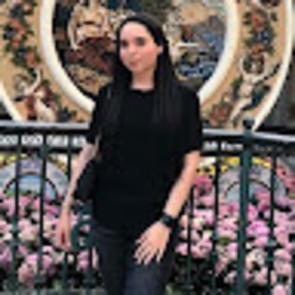 Profile Picture of Sofia Becerril (@cinthiasofiabc) on Poshmark