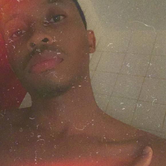 Profile Picture of Jonathan Roberts-moreland (@jonathanrobe262) on Poshmark