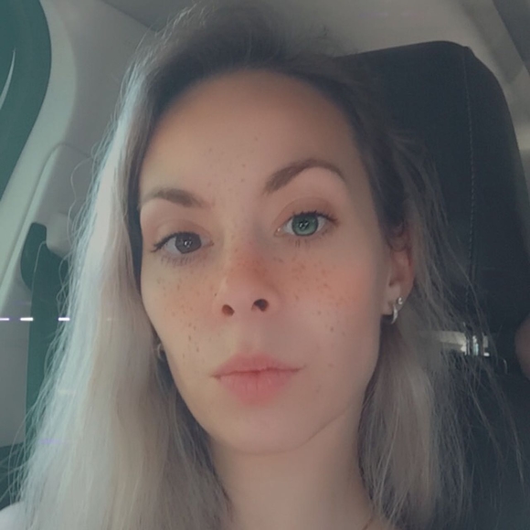 Profile Picture of Hana Winberg (@winberg_hana) on Poshmark