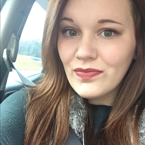 Profile Picture of Carley Scanlan (@carleybeee) on Poshmark