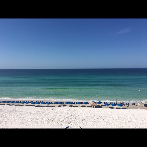 Profile Picture of Holly Hammerquist (@hammer0615) on Poshmark