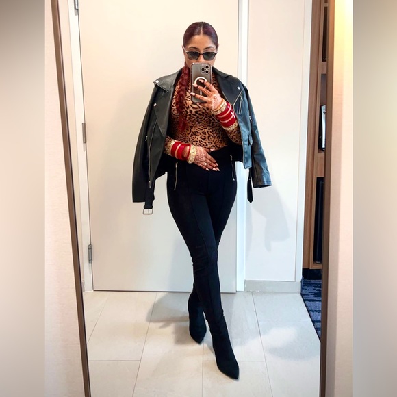 Profile Picture of Nazia Shah (@nazee_closet) on Poshmark