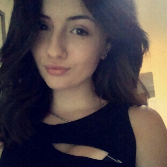 Profile Picture of Dani Cappola (@danicappola) on Poshmark