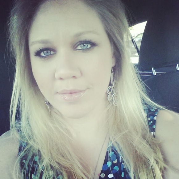 Profile Picture of Kari Weibert (@kariweibert) on Poshmark