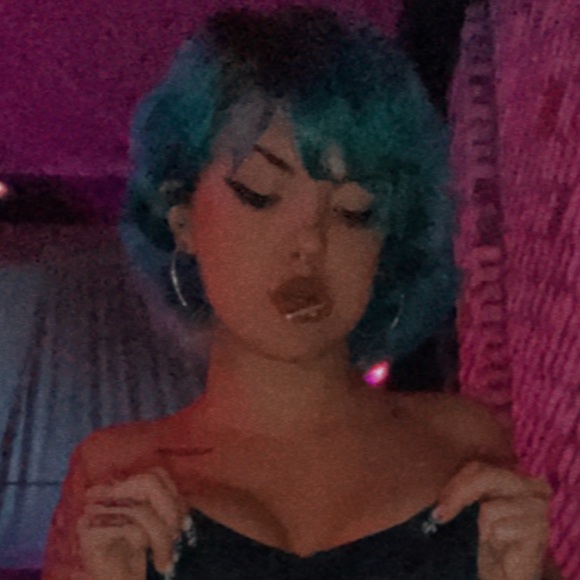 Profile Picture of Madeline Sherry (@madelinesherry) on Poshmark