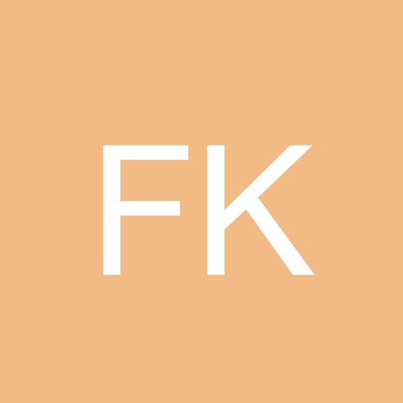 Profile Picture of Flora Kim (@bellabelle63) on Poshmark