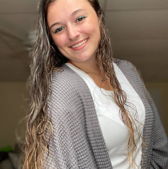 Profile Picture of Danielle Whitham (@daniellejwhit) on Poshmark