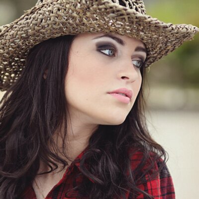 Profile Picture of Larissa Zeferino (@Lara_zeferino) on Twitter