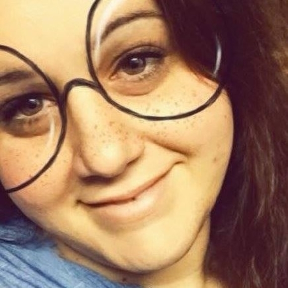 Profile Picture of Windi Hayes (@xoxowindi) on Poshmark