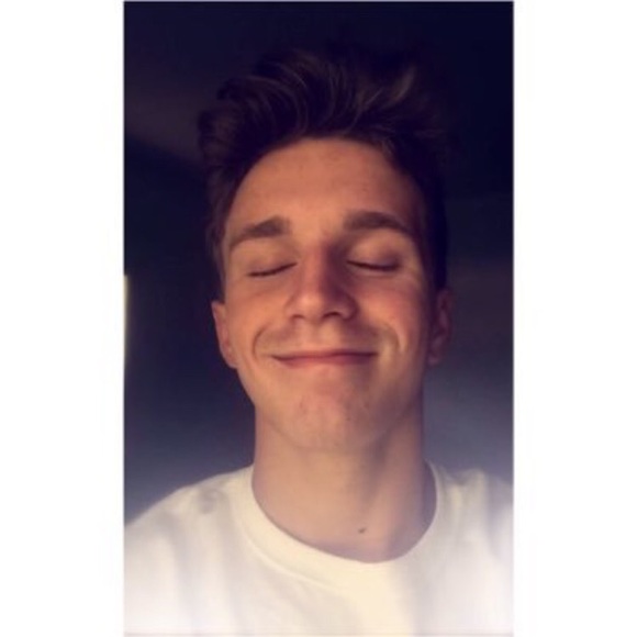 Profile Picture of Andrew Curry (@andrewwcurry3) on Poshmark