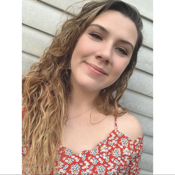 Profile Picture of Brianne Bates (@bsalmon113654) on Poshmark