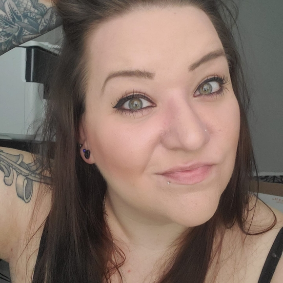 Profile Picture of Larissa Hiemstra (@l_hiemstra) on Poshmark