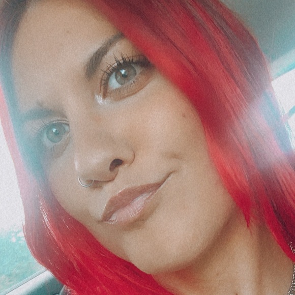 Profile Picture of Emilia Lantry (@emilialantry) on Poshmark