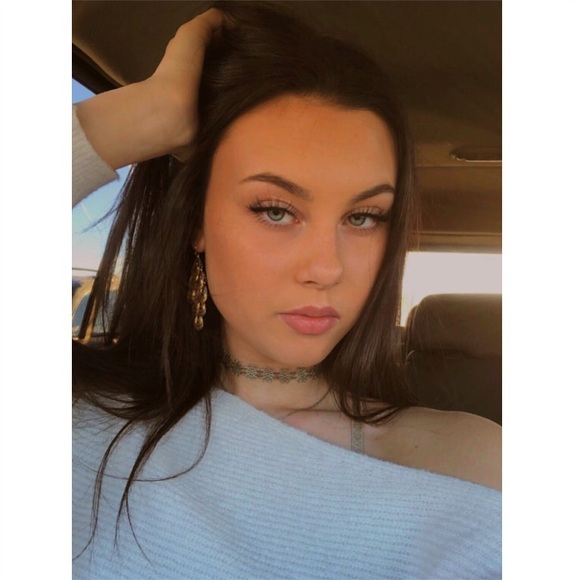 Profile Picture of Cloe Milbauer (@cloe3) on Poshmark
