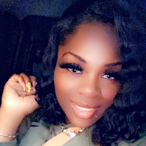 Profile Picture of Shontae Shinhoster (@shin882007) on Poshmark