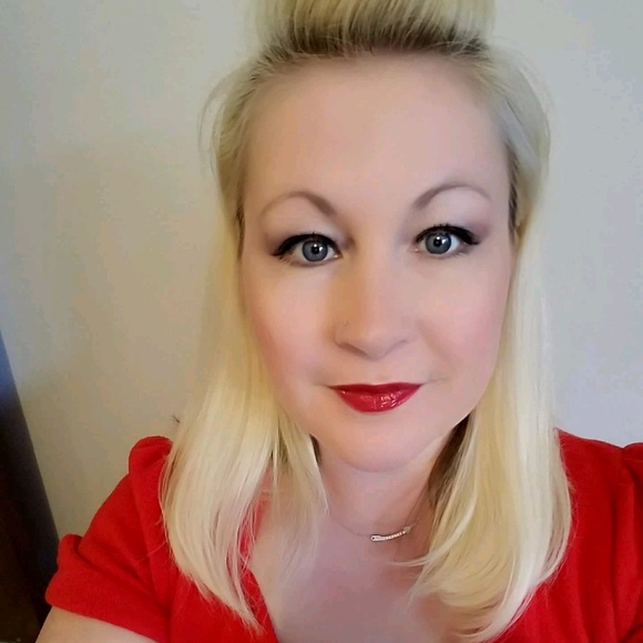 Profile Picture of Angela Tuttle (@angelatuttle11) on Poshmark