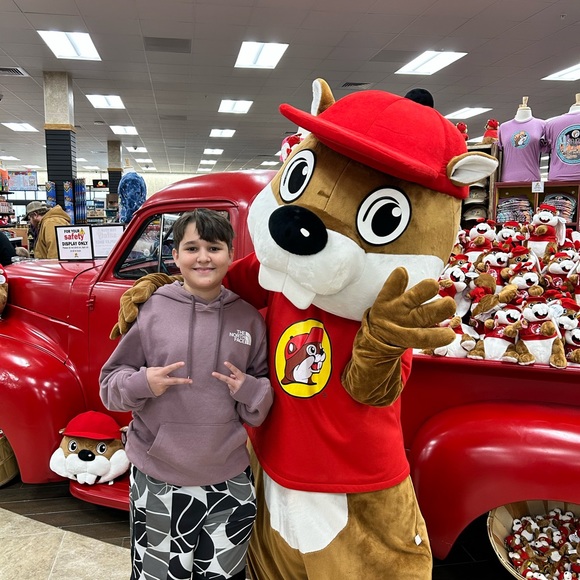 Profile Picture of Eliseo Alvarez (@eliseoalvare910) on Poshmark