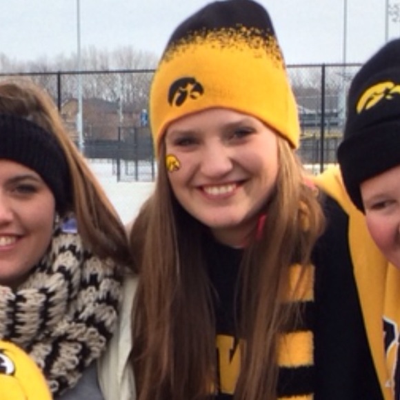 Profile Picture of Ali Strittmatter (@alistri56) on Poshmark