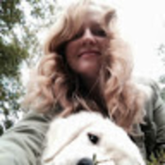 Profile Picture of Nikki Moussette (@nikkimoussette) on Poshmark